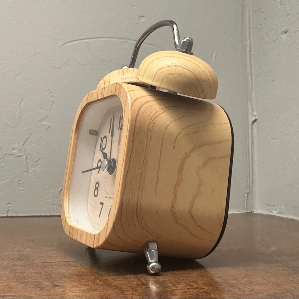 Reloj despertador de viaje de pie de grano de madera con reloj de batería vintage Charm Foto 2 de 4