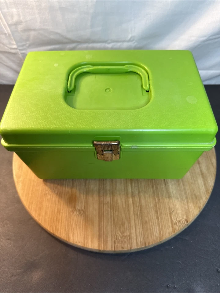 Caja de costura verde vintage Wil-Hold Wilson Mfg estuche de plástico suministros retro AX 1970 Foto 2 de 4