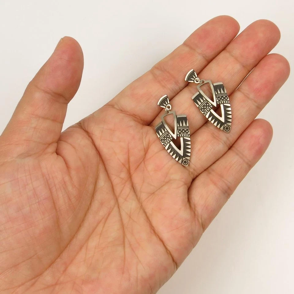 Brincos Adajio gravados Deco Shield em prata antiga e preto feitos à mão nos EUA - Imagem 4 de 4