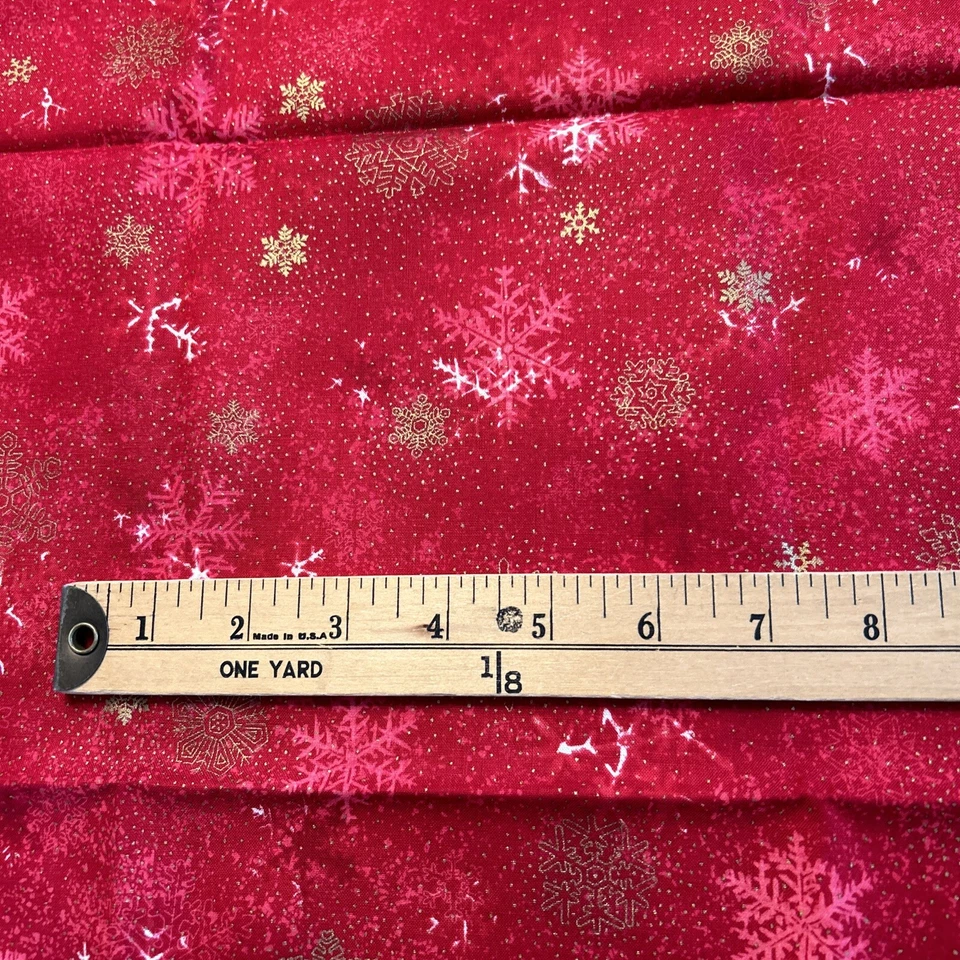 HOFFMAN FABRICS METALLIC GOLD SNOWFLAKES ON RED 27" X 44" Cotton Quilt - Image 3 of 4