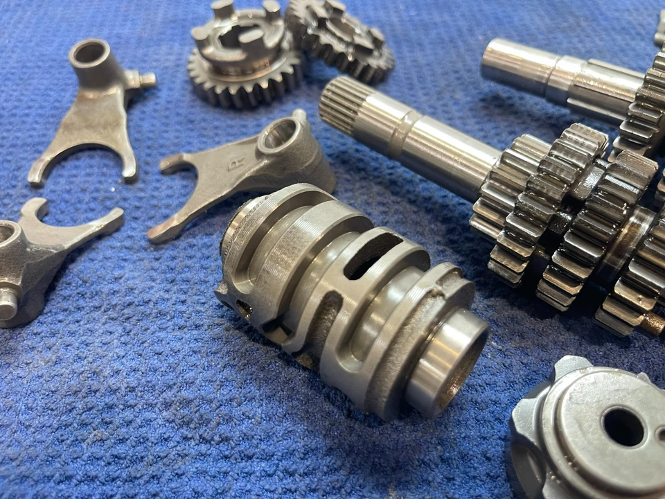 Honda CR85R CR85RB 2006 transmisión de motor fabricante original conjunto Tranny 23211-GBF-830 Foto 3 de 4