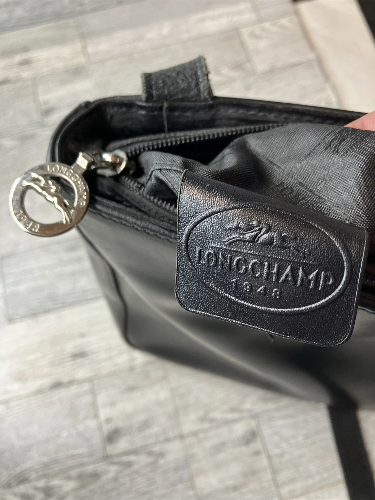 Borsa a tracolla vintage Longchamp in pelle nera con logo in rilievo al centro