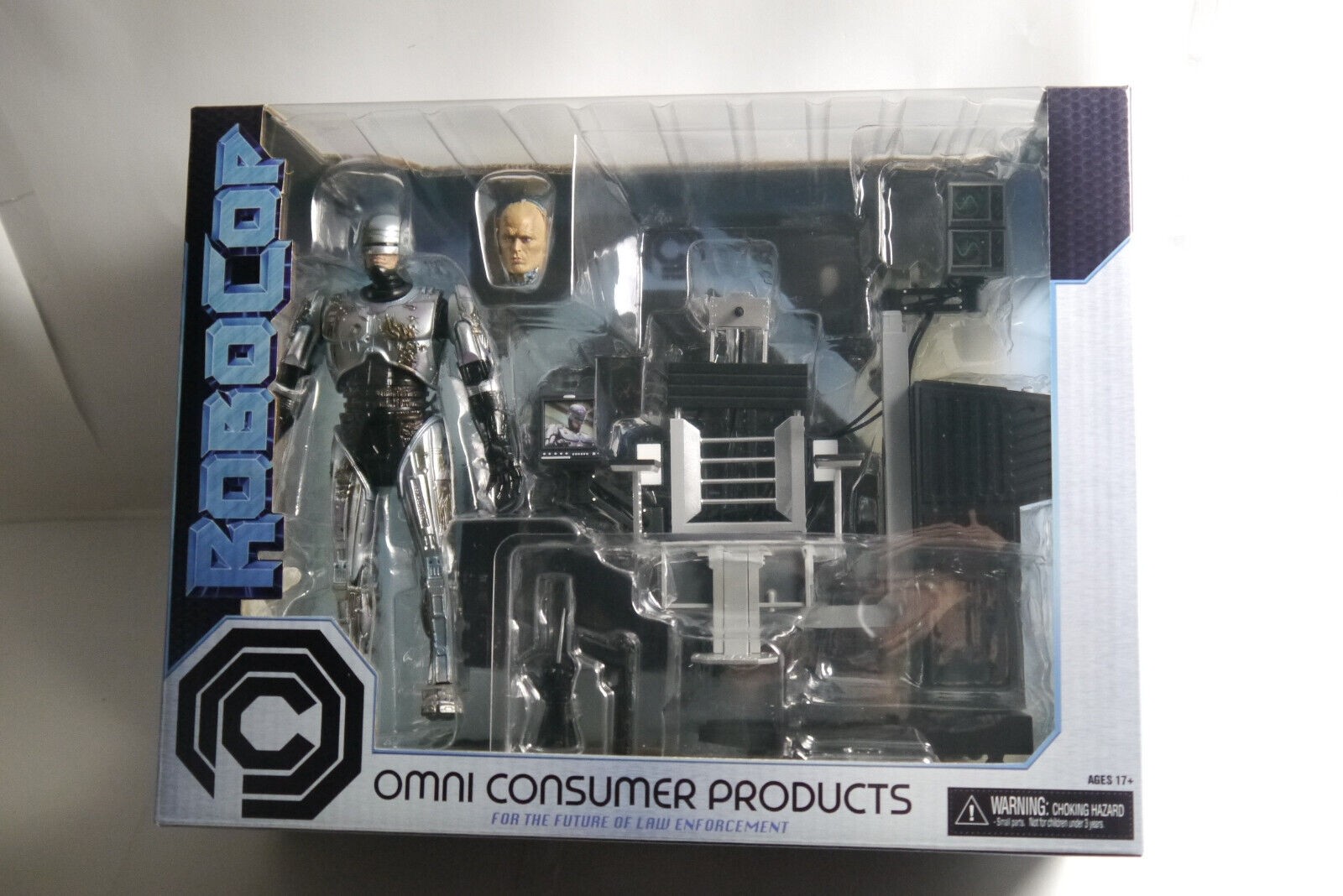 NECA RoboCop Actionfigur Ultimate Battle Damaged RoboCop with Chair 18 cm - Image 3