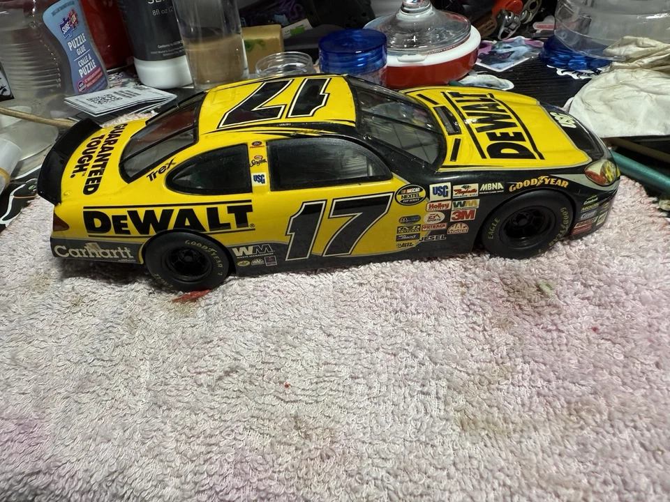 Coche fundido a presión DeWalt 2005 número 17 Matt Kenseth Team Caliber NASCAR diecast 1:24 Foto 2 de 4