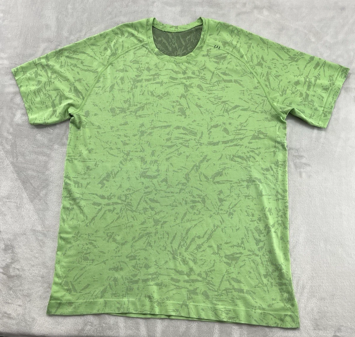 Lululemon Metal Tech Short Sleeve 2.0 Shirt Men Large Green Geometric Slim Fit