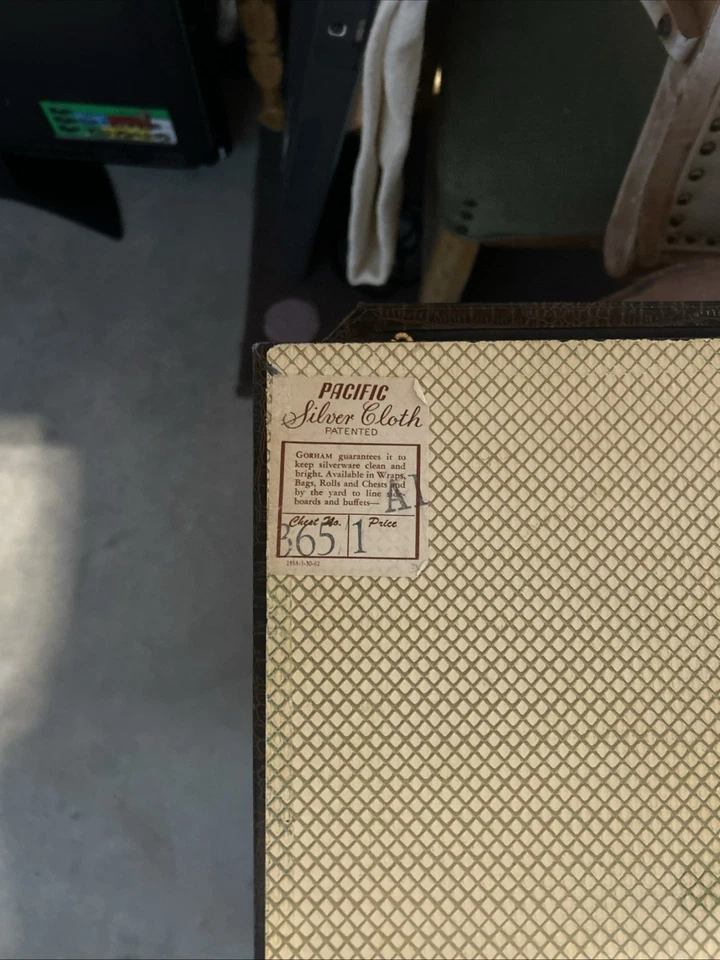 Caja de cubiertos de tela plateada Gotham Pacific Foto 3 de 4