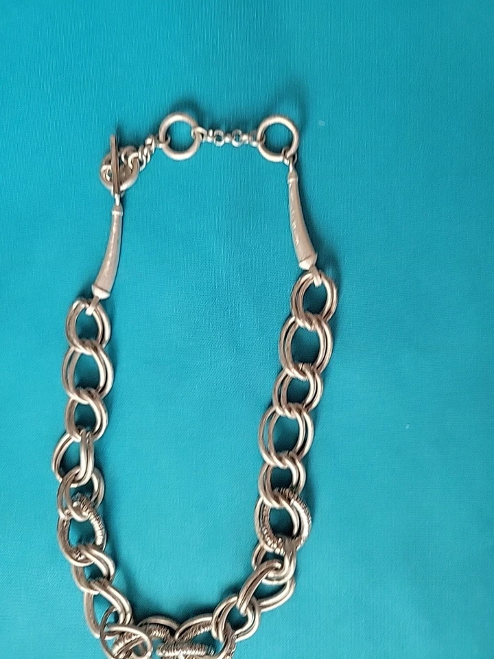 Collar grueso con eslabones de cadena doble tono plateado LC Liz Claiborne para mujer Foto 2 de 4