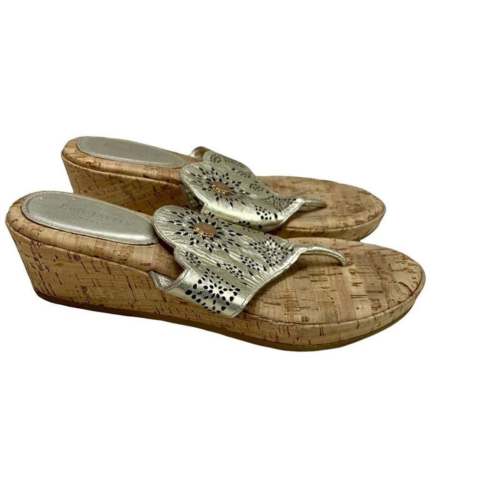 Sandalias Eric Javits Tanga Cuña Corcho Cuero Dorado con Recortes 10 ESTRECHAS Foto 3 de 4