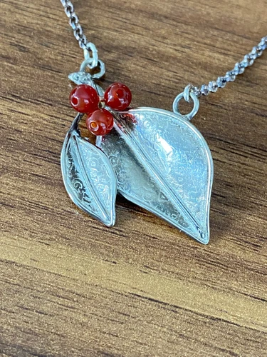Vintage Sterling Silver 925 Leaf Pendant Necklace w 3 Tiny Stones Italy