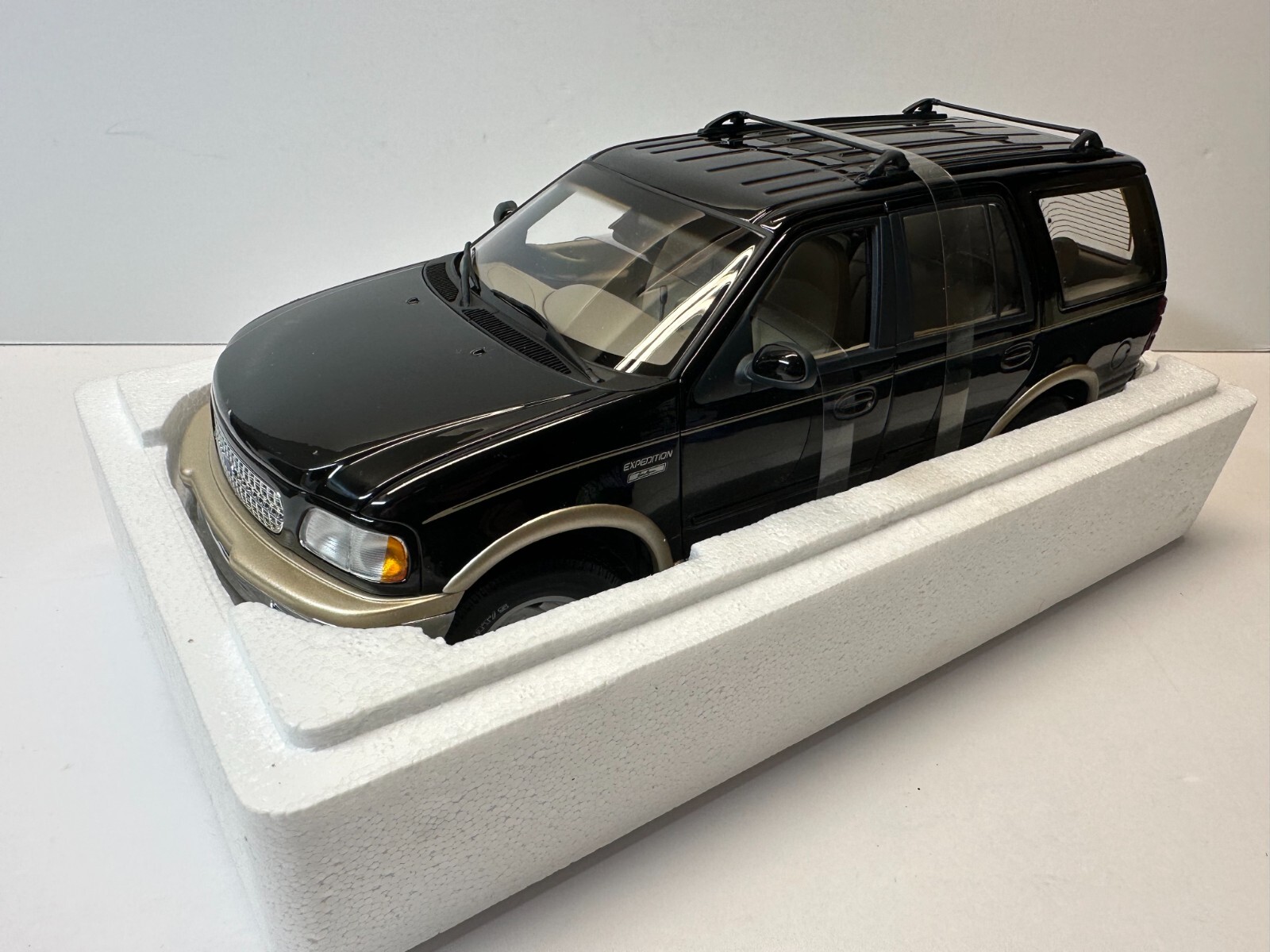 UT Limited 118 Scale 2003 Ford Expedition Eddie Bauer Black Boxed