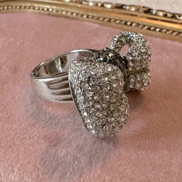Anillo llamativo de cristal con lazo blanco y negro talla 7 Park Lane joyería cintas de diamantes Foto 2 de 4