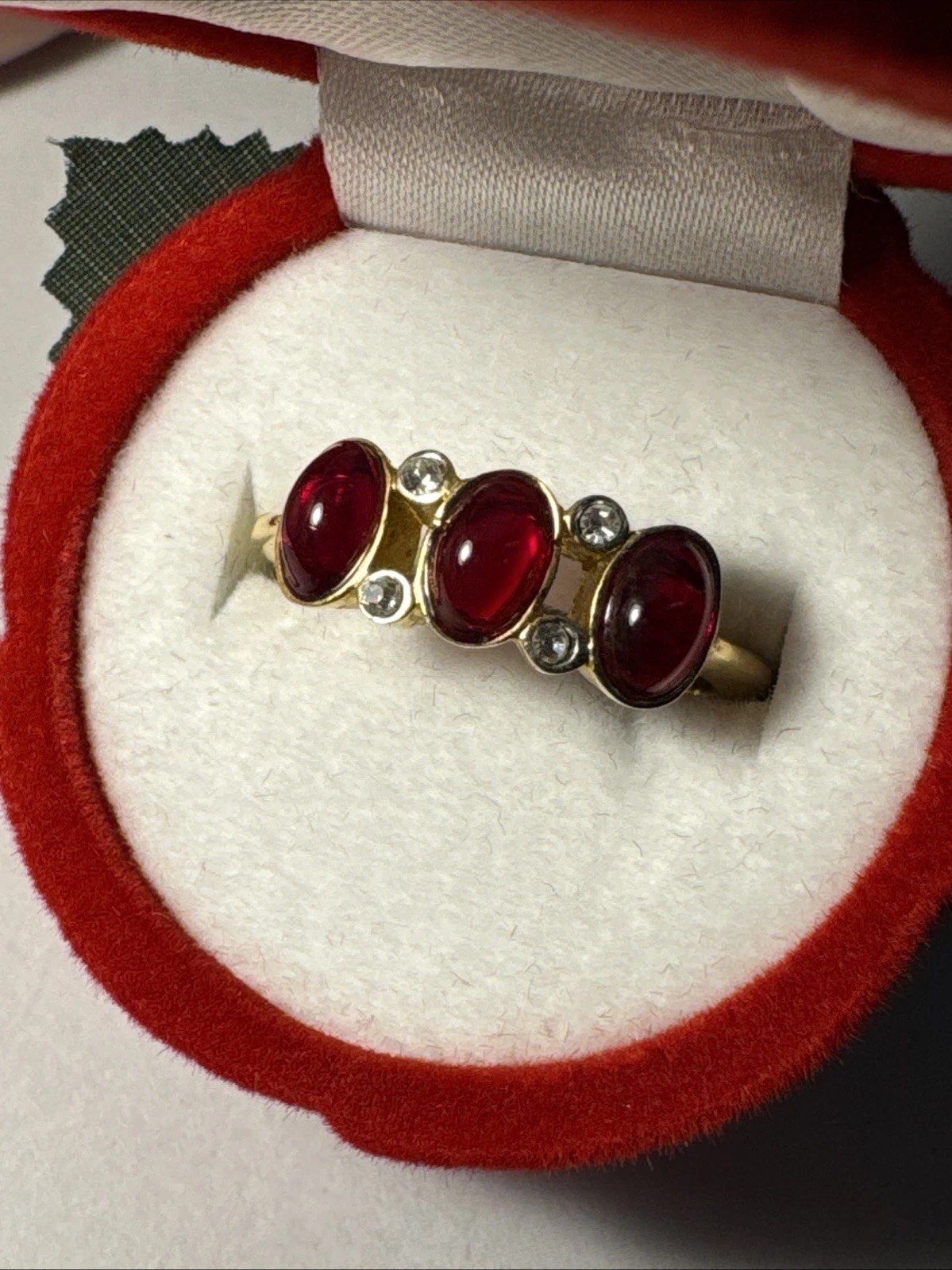 Bague vintage fantaisie avec pierre couleur rouge  Taille 55.
