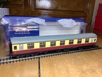 Bachmann 39-127E BR (ER) Crimson & Cream Mk.1 Corridor Composite Coach Weathered