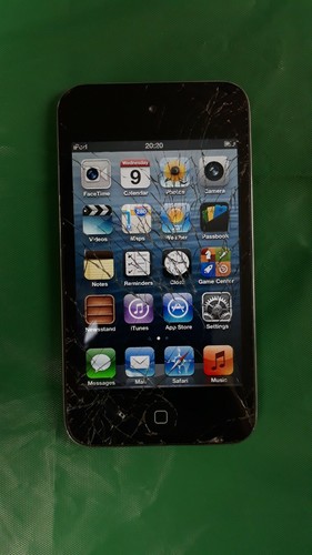Apple Ipod 4th Generation 32GB Black & Silver Cracked Screen + Spare Screen - Picture 3 of 10