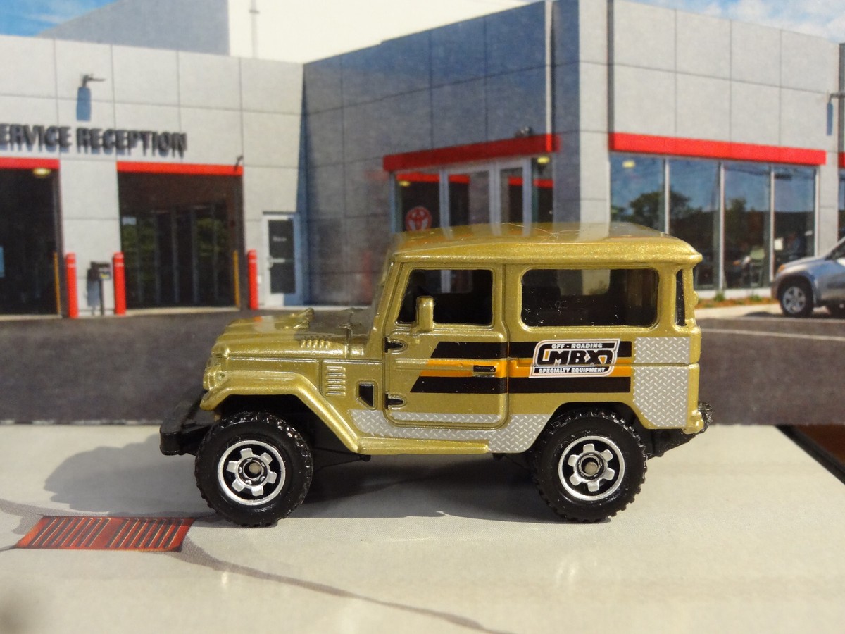 1960-84 TOYOTA LAND CRUISER FJ40 1/64 SCALE DIECAST DIORAMA MODEL