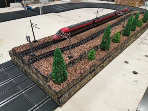 Diorama ferroviario con treno Trenitalia Freccia Rossa 1000 1:87 H0 OCCASIONE - Foto 4 di 15