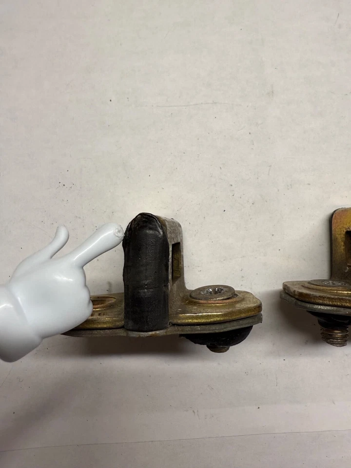 BMW E30 316 316i 318i 318is 320i Latch Striker 51211936615 JUEGO DE 2 USADOS OEM Foto 4 de 4