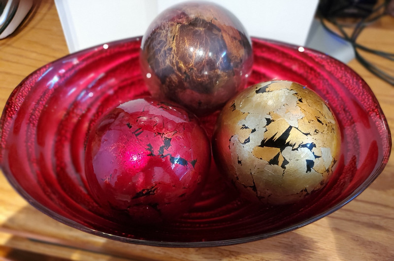 BURGUNDY AND GOLD DECORATOR DISH WITH ACCENT ORNAMENTS