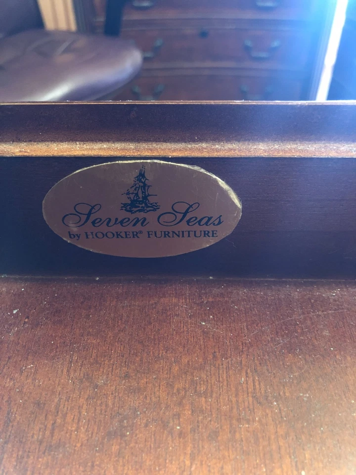 Escritorio ejecutivo Seven Seas y acabado de madera de caoba Secretaria de Hooker Furniture Foto 4 de 4