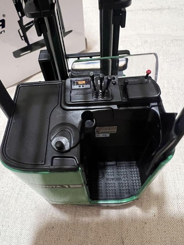 Carrello elevatore Toyota L&F Rinova mini modello auto raro da collezione esposizione - Foto 3 di 7