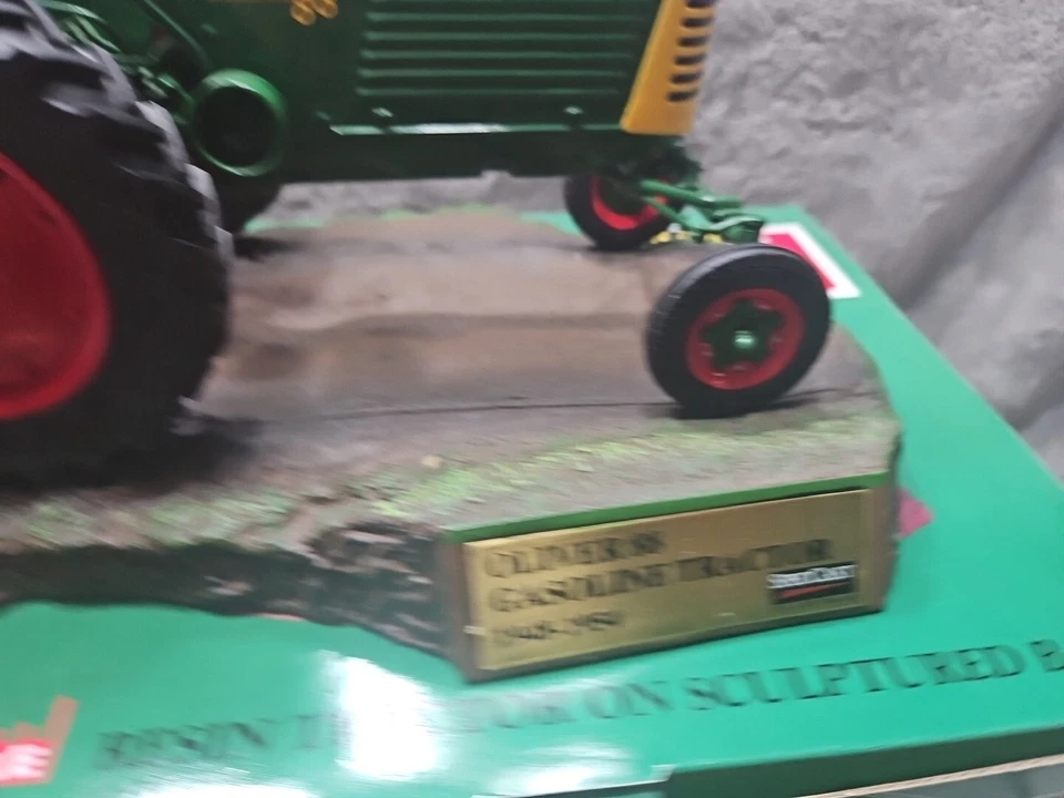 Tractor de gasolina Oliver Row Crop 88 de resina de SpecCast 1948-1954 Foto 3 de 4