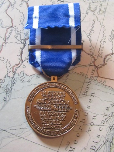 MEDALLA DE LA OTAN - EX BARRA YOUGOSLAVIE - MEDALLA GENUINA - COMO ESTADO EMITIDO - - Imagen 4 de 4