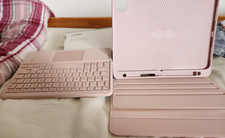 Universelle Tablet-Tastatur rosa mit Standhü...