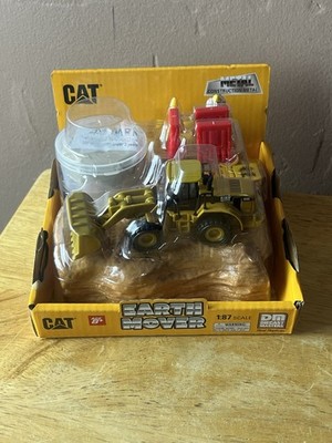 Diecast Masters Earth Movers 1:87 Scale CAT 950G Front Loader Playset