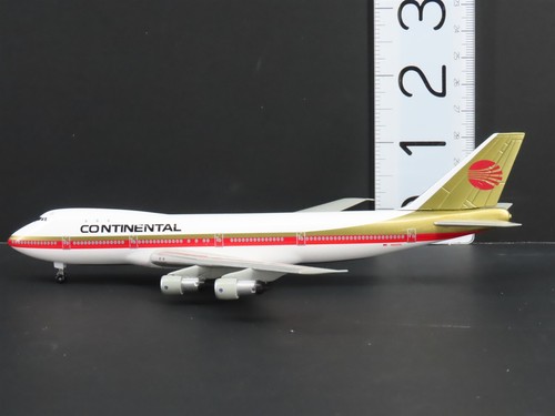1:400 Scale Dragon Wings 55136-03 Die-Cast Continental Boeing B747-143 Aircraft - Picture 12 of 16