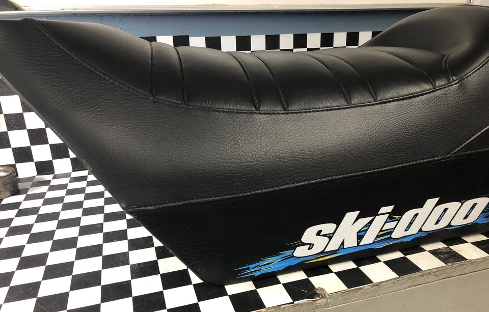 Ski-Doo Grand Touring 700 1998 OEM negro 2 asientos 600 800 1999 ck3 2000 Foto 2 de 4