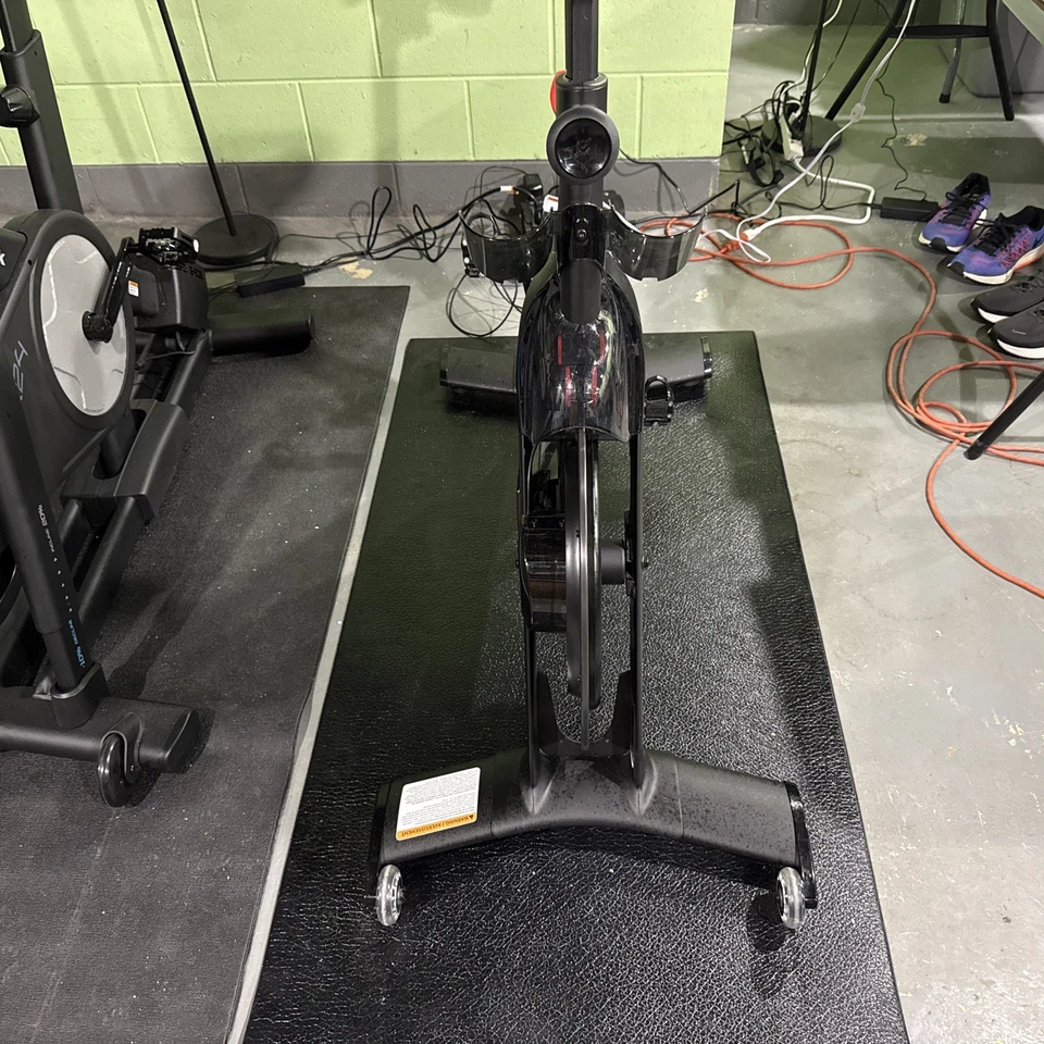Bicicleta estática Peloton + cebada usada Foto 3 de 4