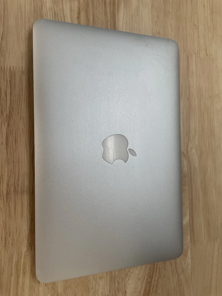 Apple MacBook Air 11” (Late 2010) 1.4GHz Intel Core 2 Duo2GB RAM64GB SSD macOS - Image 2 of 4