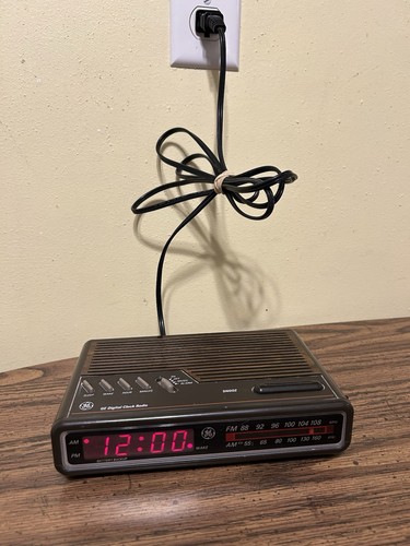 Vintage GE Digital Clock Radio 7-4612A Woodgrain Alarm AM FM Tested Works VGC