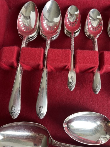 Rogers 1847 Silverplate 44 Piece Flatware Set Exquisite Pattern with Wood Case - Picture 5 of 9