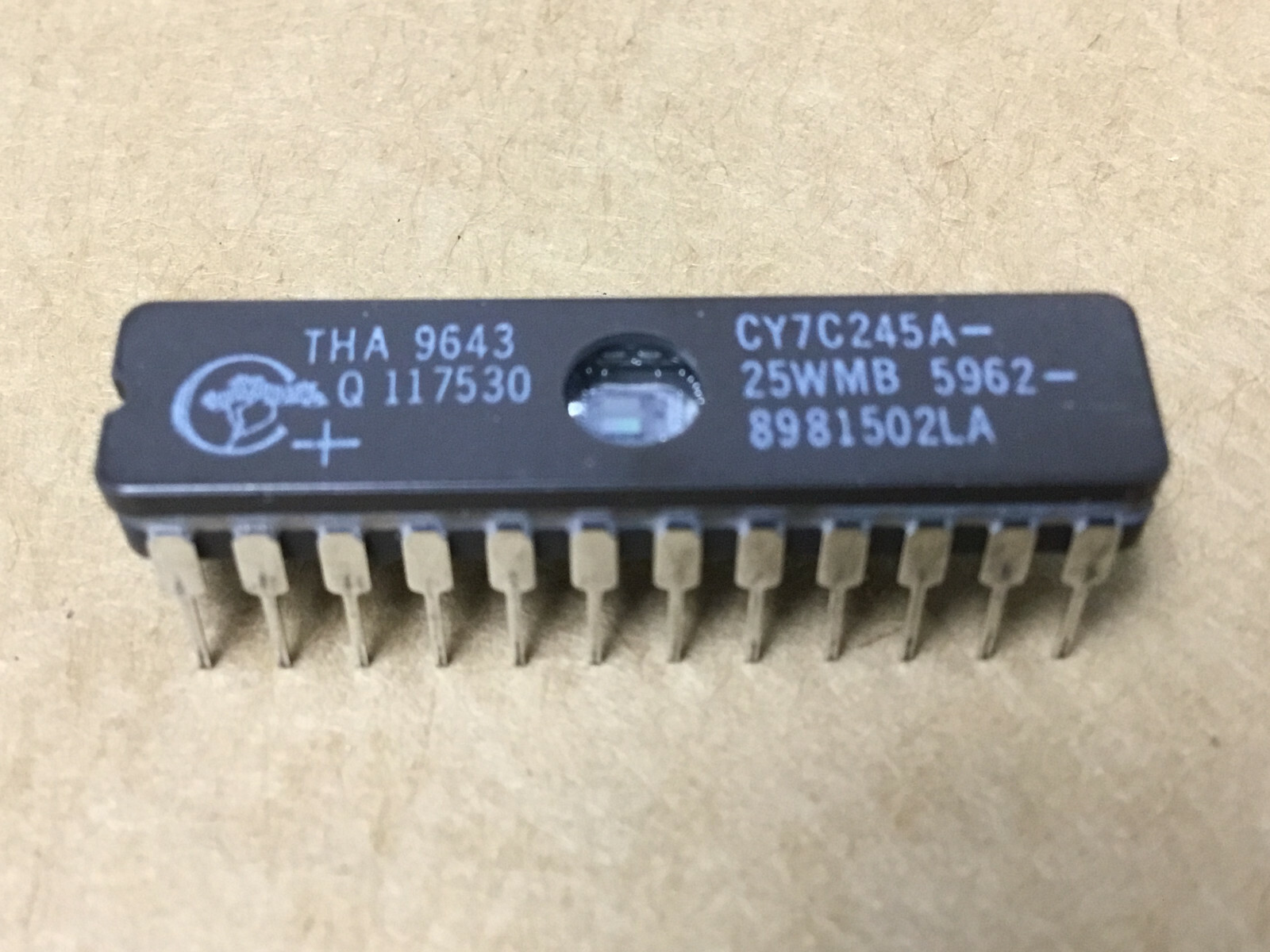 Early Intel 1702 EPROM with transitional 1601 die and ceramic packaging Early Intel 1702 EPROM with transitional 1601 die and ceramic packaging