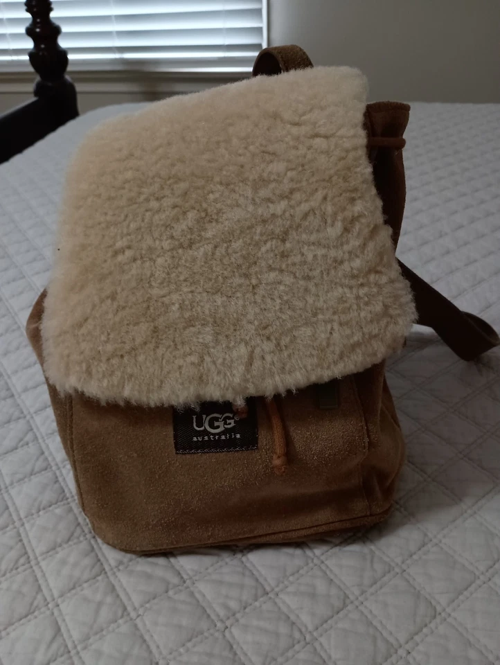 Mini mochila UGG Nordie de cuero de oveja y gamuza con logotipo tostado Foto 3 de 4