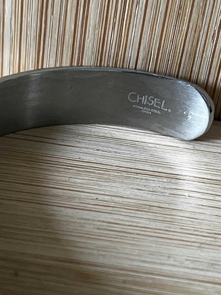 Impresionante brazalete cincel brazalete corazones pulido y cortado con láser de acero inoxidable Foto 3 de 4