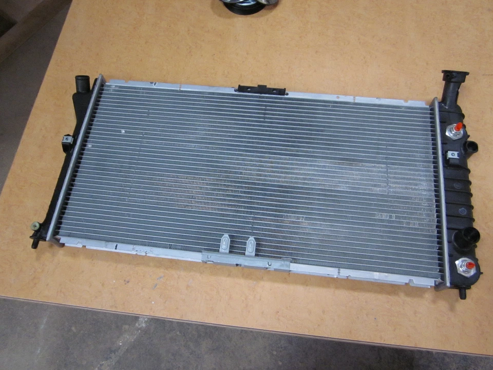 Radiador OE Buick Regal, Chevy Venture, Oldsmobile Silhouette, Pontiac Grand Prix Foto 2 de 4