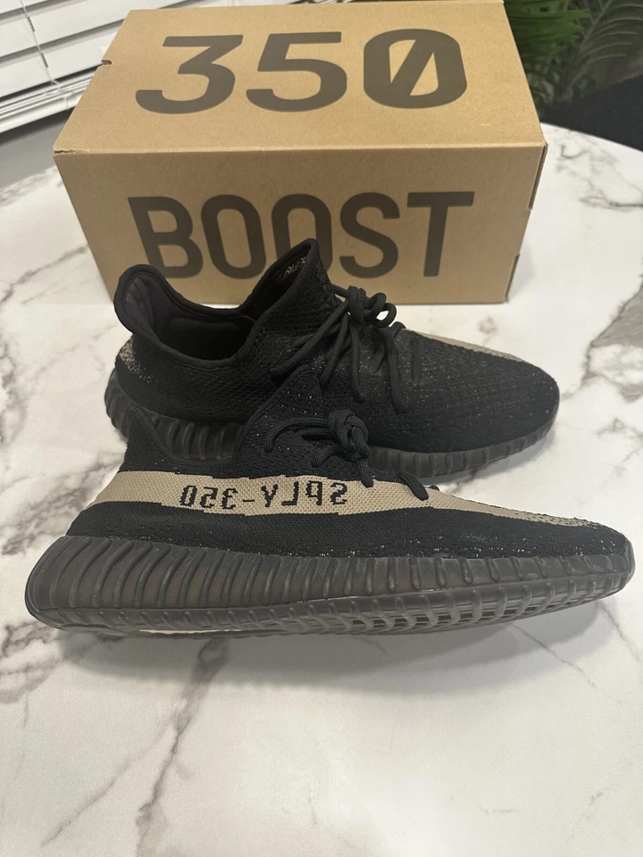 Talla 11 - Adidas Yeezy Boost 350 V2 Core Negro Verde Foto 3 de 4