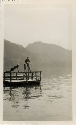 OLD PHOTO - VINTAGE SNAPSHOT - LAKE VITZNAU SWISS FUNNY EXERCISE - LAKE FUN