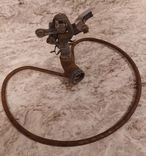 Irrigatore prato base ferro a forma di cuore rotore Rain Bird Impact vintage