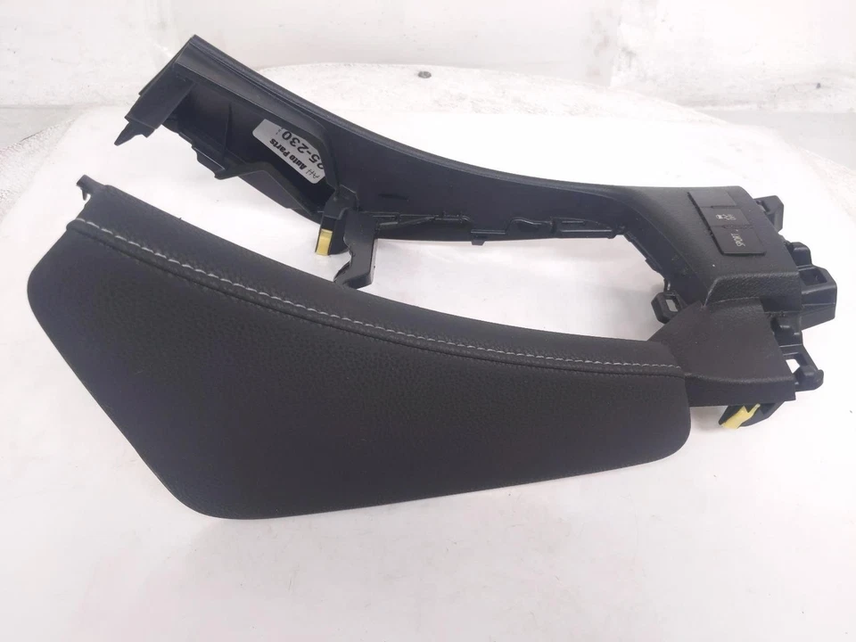 Верхний ободок центральной консоли 2017–2018 Toyota Corolla Im 58821-12210-C0 - Изображение 2 из 4