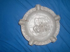 Antiker Aschenbecher aus Aluguss, Wirtshausmotiv, vor 1945