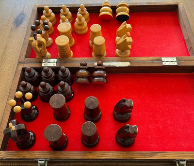 Große Schachfiguren aus Holz, lackiert/gefilzt und Schachbrett/Aufbewahrungskoffer - (326)