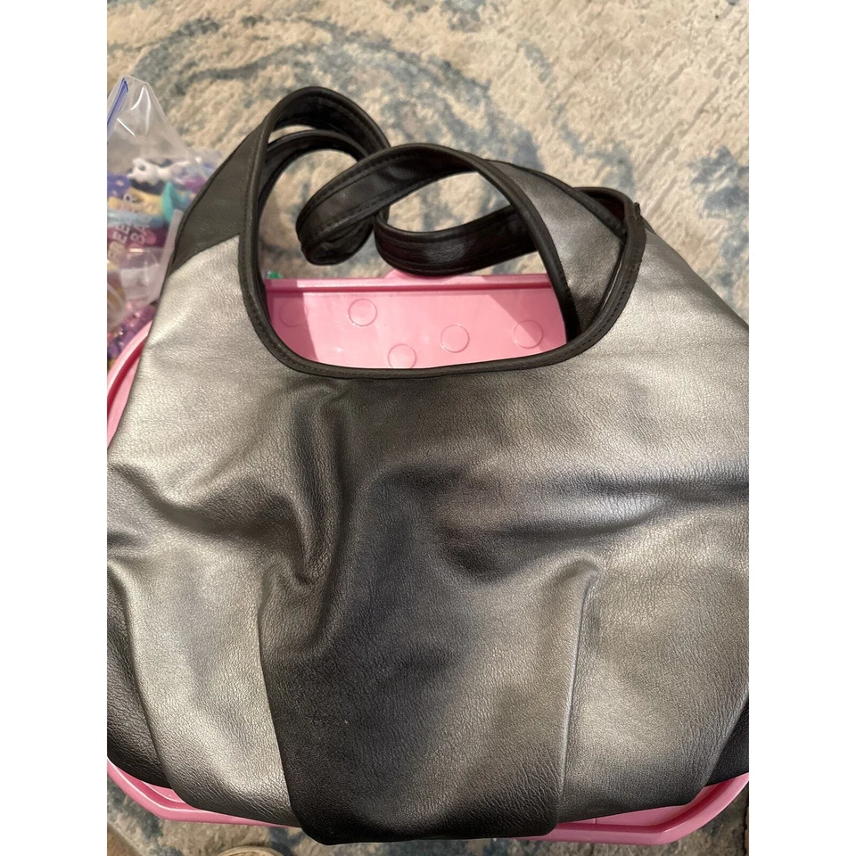 Cartera de mano Simply Vera Wang Sidekick - negra y dorada, dos tonos.  Foto 4 de 4