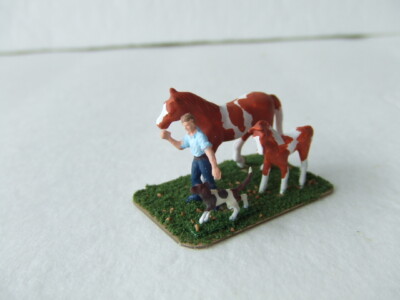 MAN LEADING HIS SORREL TOBIANO PAINT MARE AND TOBIANO FOAL, DOG FIGURE, HO 1/87 