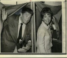 1966 Press Photo California Gubernatorial Hopeful Ronald Reagan, Wife Vote