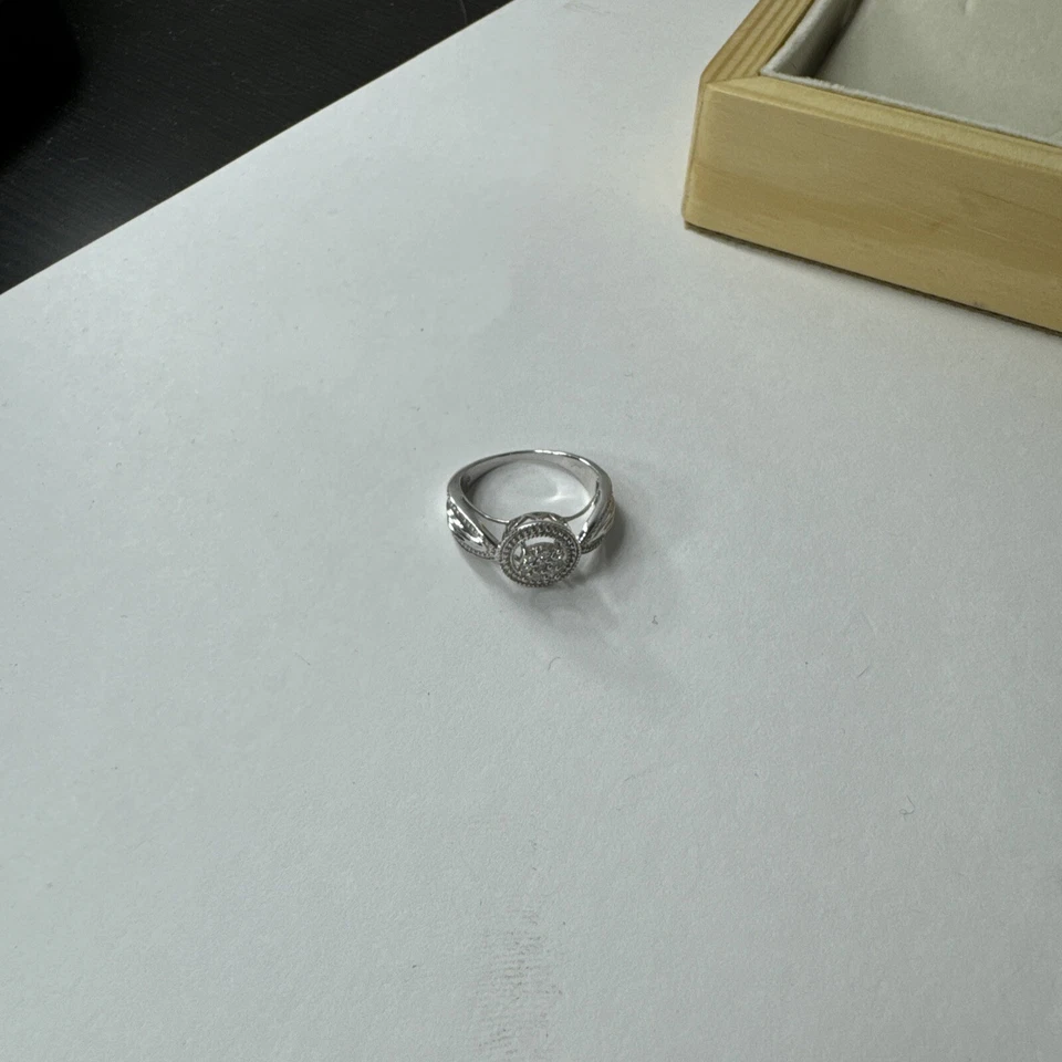 Anillo de compromiso de diamantes cultivados en laboratorio de oro blanco de 10 quilates (claridad-VS2/SI1, color H-I Foto 4 de 4