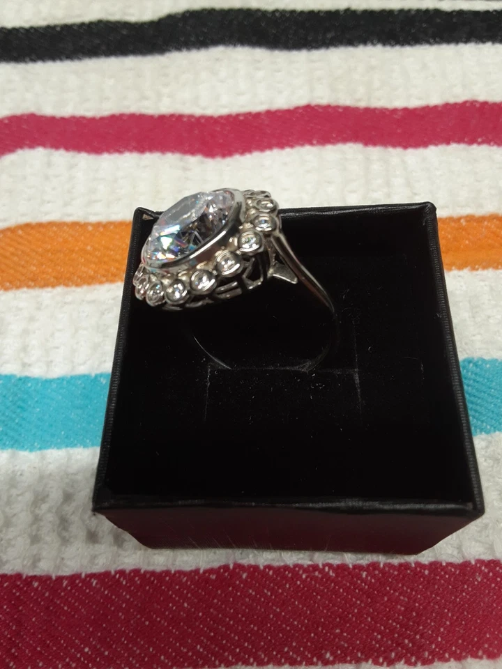 Anillo de platino/esterlina talla 7 hecho con circonitas redondas de 12 mm de Swarovski (505) Foto 4 de 4