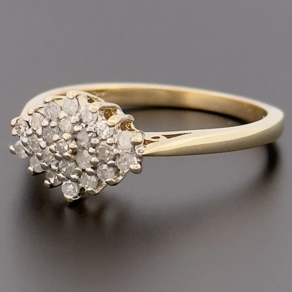 Anillo con racimo de diamantes de 0,25 quilates de oro amarillo de 9 quilates talla M con sello Foto 4 de 4